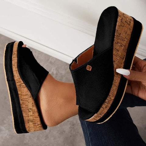 Bequeme Slip-on-Sandalen mit Kork-Fußbett und Plateau-Keilabsatz