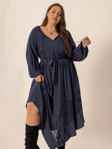 Langärmliges Midikleid mit Spitzendetail in Übergröße