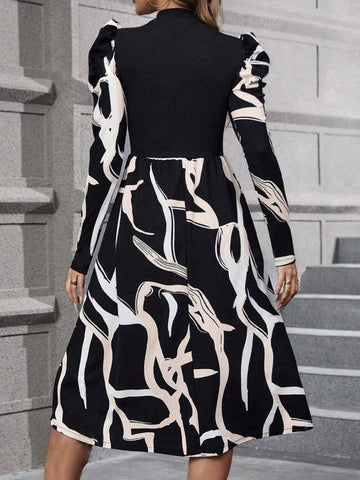 Bedrucktes Minikleid mit Stehkragen und Puffärmeln