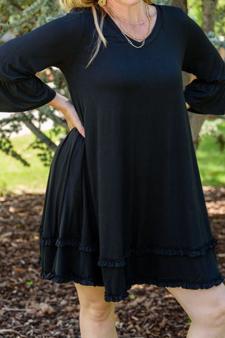 Schwarzes Minikleid mit Rüschenbesatz und Volantärmeln in Übergröße