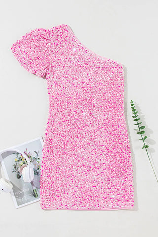 Mini-Partykleid mit Pailletten und einer Schulter sowie kurzen Ärmeln