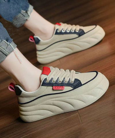 Schöne flache Plateauschuhe mit gekreuzten Riemen und Spleißen in Schwarz