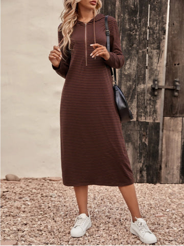 Gestreiftes Kleid mit Kapuze und Reißverschluss vorne
