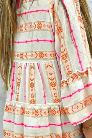 Langärmliges Kleid mit Rüschenmuster und Einkerbung