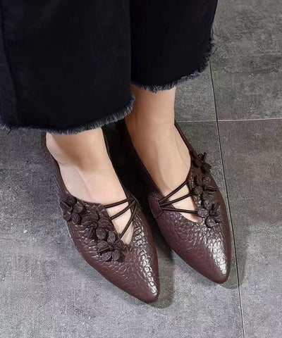 Bequeme flache Schuhe mit spitzer Spitze und Blumenmuster in Schwarz