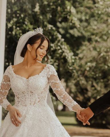 Ballkleid-Brautkleid mit langen Ärmeln und Spitzenapplikationen