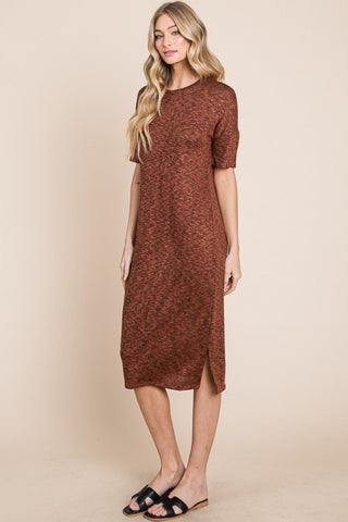 Midikleid mit Rundhalsausschnitt und Seitenschlitz