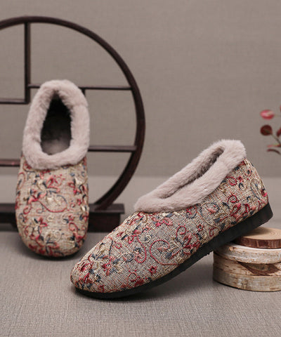 Bequeme beigefarbene flache Schuhe mit Stickerei und flauschiger Wolle