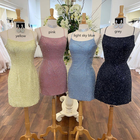 Figurbetontes Homecoming-Kleid aus Satin mit U-Ausschnitt und Perlen