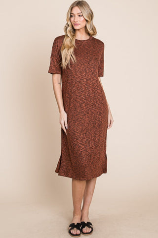 Midikleid mit Rundhalsausschnitt und Seitenschlitz