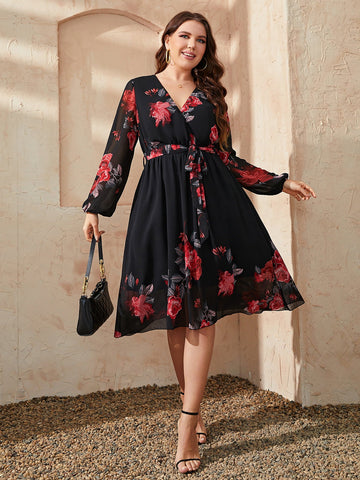 Kleid in Übergröße mit Blumenmuster, Überkragen und Taillenschnürung