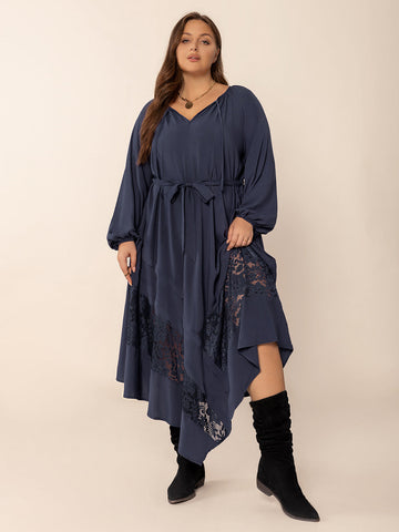 Langärmliges Midikleid mit Spitzendetail in Übergröße