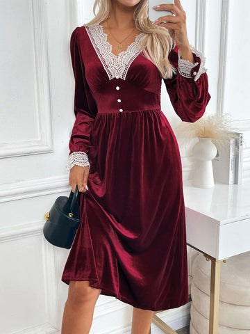 Langärmliges Midikleid mit Spitzendetail und V-Ausschnitt