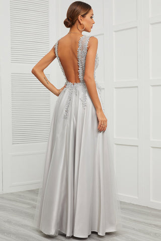 Langes, graues Ballkleid mit tiefem V-Ausschnitt und Applikationen