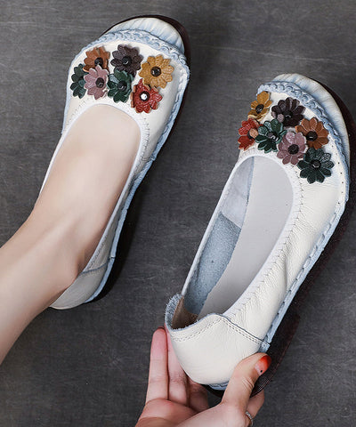 Schöne graue flache Schuhe aus Kunstleder mit Blumenmuster
