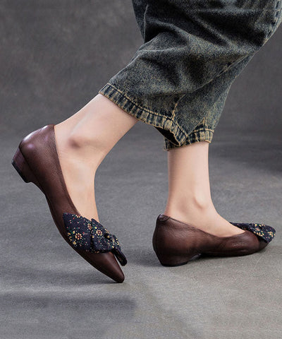Handgemachte flache Schuhe mit weicher Sohle und spitzer Spitze im Retro-Stil in Kamelbraun