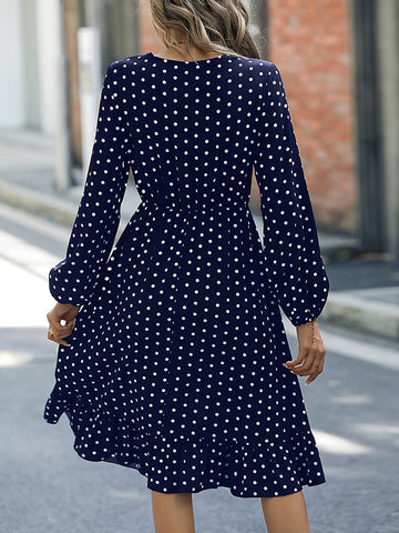 Kleid mit V-Ausschnitt, langen Ärmeln und Rüschensaum