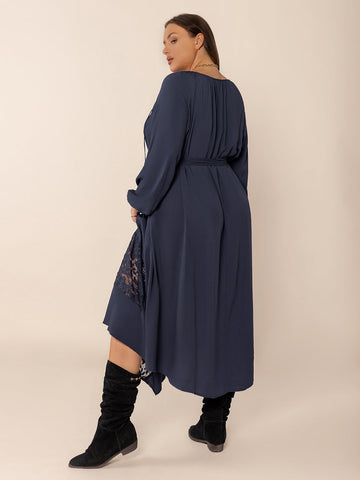 Langärmliges Midikleid mit Spitzendetail in Übergröße