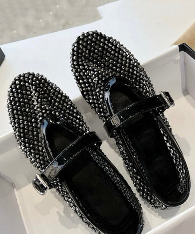 Schicke weiße flache Schuhe mit Zirkon-Schnallenriemen und ausgehöhlten
