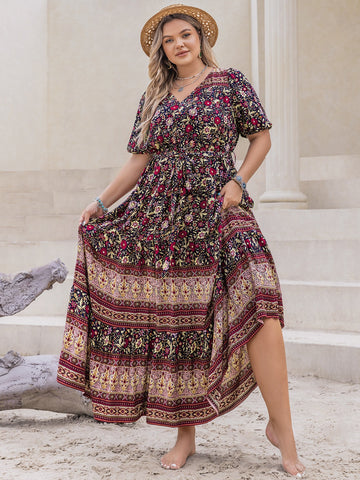 Kurzärmliges Maxikleid mit Boho-Blumenmuster in Übergröße