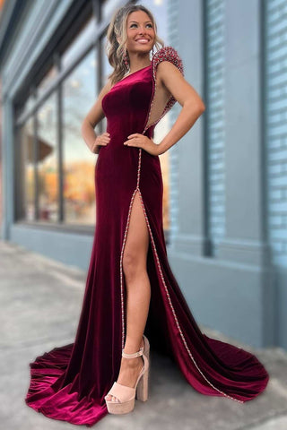 Weinrotes, perlenbesetztes One-Shoulder-Langkleid aus Samt mit Schlitz