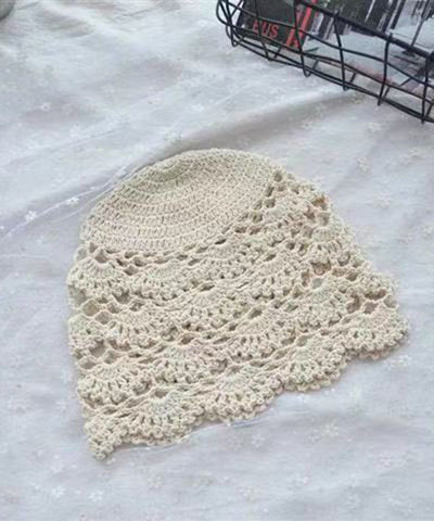 Boho-Strickmütze in Weiß mit einfarbiger Aushöhlung