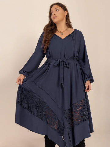 Langärmliges Midikleid mit Spitzendetail in Übergröße