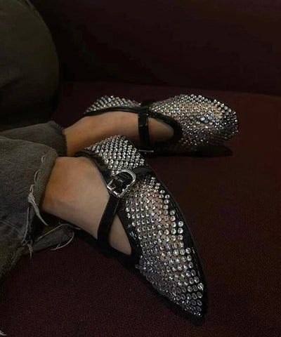 Schicke weiße flache Schuhe mit Zirkon-Schnallenriemen und ausgehöhlten