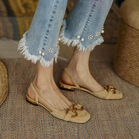 Flache Sandalen aus blauem Wildleder mit quadratischer Zehenpartie und Slingback-Pumps mit massiver Metallschnalle