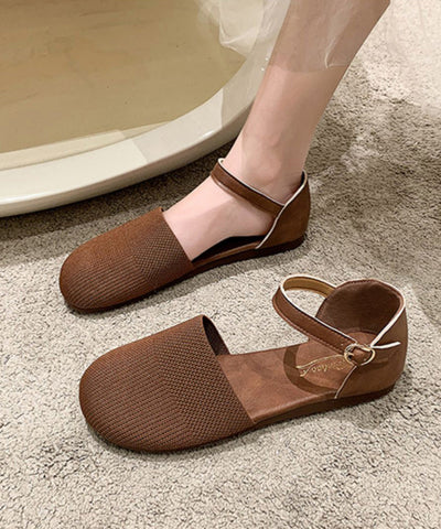 Bequeme flache Schuhe aus Strickstoff mit Schnallenriemen in Braun