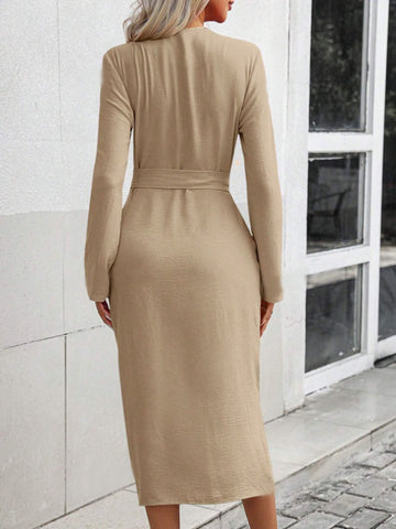 Kleid mit Kragen und Rolllaschenärmeln