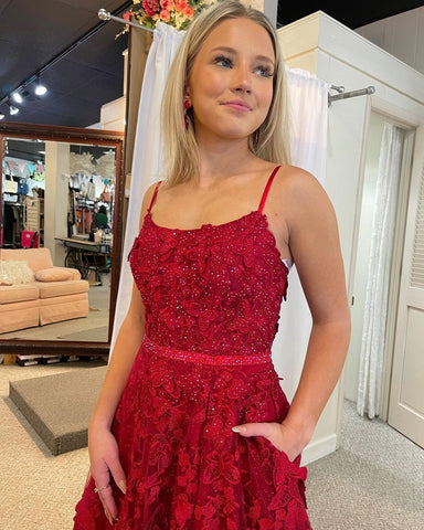 Süßes A-Linien-Ballkleid mit U-Ausschnitt und roter Spitze und Perlen