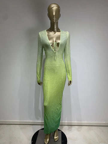 Enges Maxikleid mit V-Ausschnitt und Farbverlauf in Diamant-Wasserdiamanten-Optik