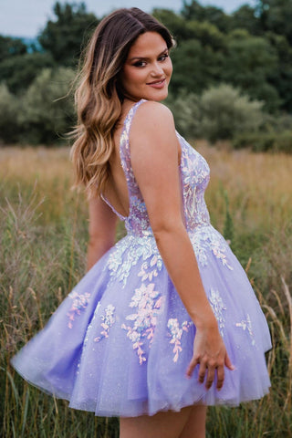 Kurzes Homecoming-Kleid aus Spitze mit tiefem Ausschnitt und V-Ausschnitt