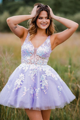 Kurzes Homecoming-Kleid aus Spitze mit tiefem Ausschnitt und V-Ausschnitt