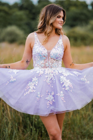 Kurzes Homecoming-Kleid aus Spitze mit tiefem Ausschnitt und V-Ausschnitt