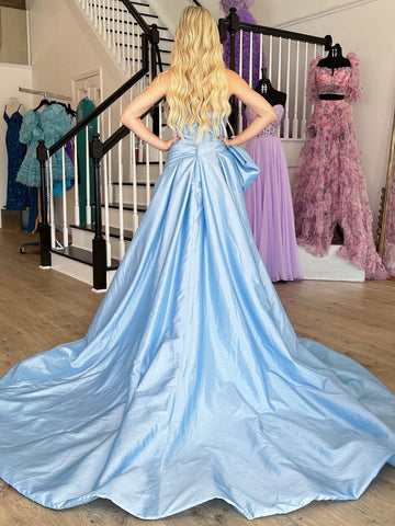 A-Linien-Ballkleid aus trägerlosem Taft mit Schlitz