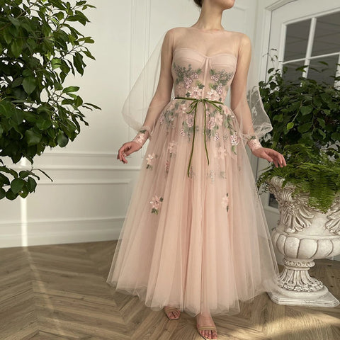 A-Linien-Ballkleid aus Tüll mit U-Ausschnitt und langen Ärmeln und Blumenstickerei