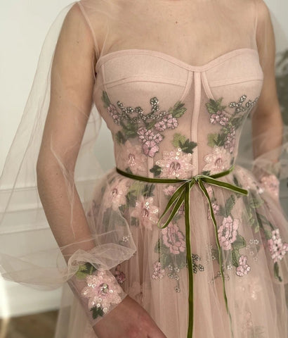 A-Linien-Ballkleid aus Tüll mit U-Ausschnitt und langen Ärmeln und Blumenstickerei