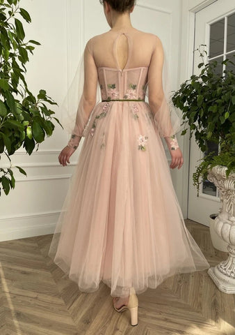 A-Linien-Ballkleid aus Tüll mit U-Ausschnitt und langen Ärmeln und Blumenstickerei