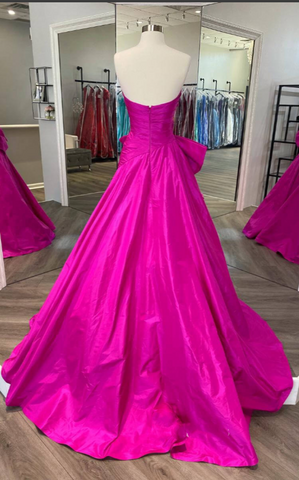A-Linien-Ballkleid aus trägerlosem Taft mit Schlitz
