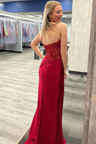 Burgunderrotes Meerjungfrau-Abendkleid mit trägerlosem Ausschnitt und Spitzenapplikationen
