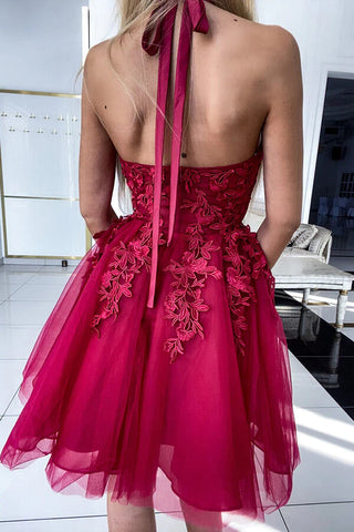 Burgunderrotes Neckholder-Heimkehrkleid mit Tüll-Spitzenapplikationen, kurzes Ballkleid