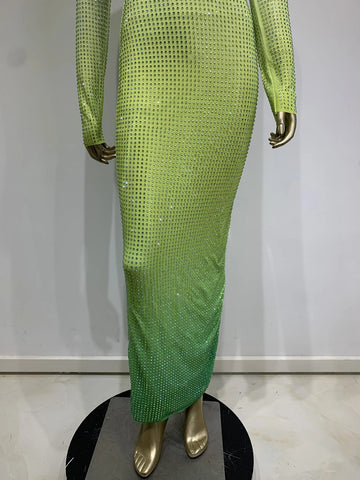 Enges Maxikleid mit V-Ausschnitt und Farbverlauf in Diamant-Wasserdiamanten-Optik