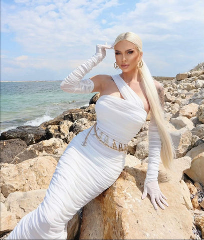 Weißes langes Kleid mit Netzband und hängendem Hals