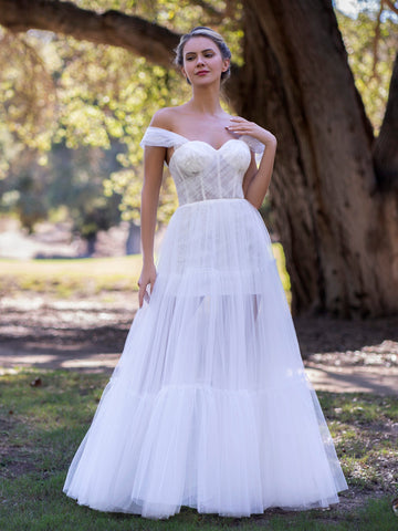 Schulterfreies A-Linien-Ballkleid aus Tüll in Elfenbein