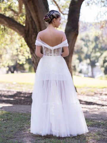 Schulterfreies A-Linien-Ballkleid aus Tüll in Elfenbein