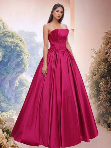 Trägerloses Ballkleid aus Satin mit Falten