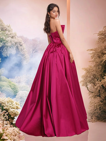Trägerloses Ballkleid aus Satin mit Falten
