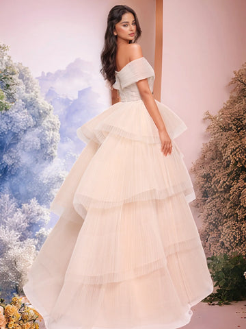 Schulterfreies Ballkleid mit Blumenmuster und Rüschensaum